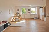 das große Kinderzimmer im OG mit Blick über das Grundstück - 