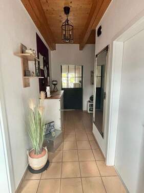 Diele von Haustür aus - 6 Zimmer Einfamilienhaus in Kall