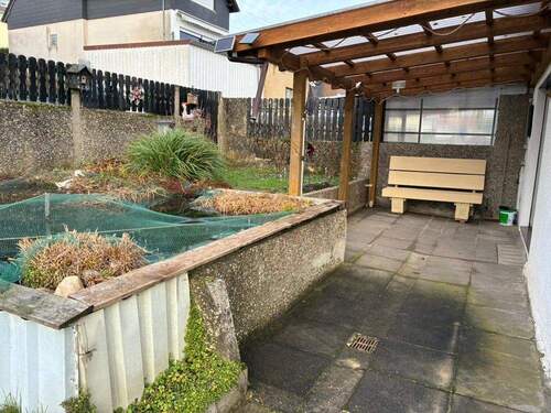 Terrasse mit Blick in den Garten - 