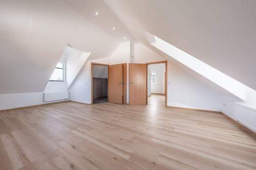 Oben finden Sie ein großzügiges Zimmer - 