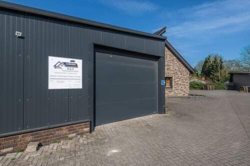 Die Front der Garage - 