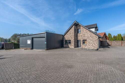 Titelbild - Stilvolles Einfamilienhaus mit Gewerbehalle in zentraler Lage