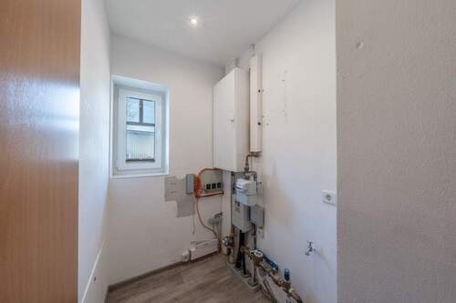 welcher zusätzlich die Hausanschlüsse beherberg - 