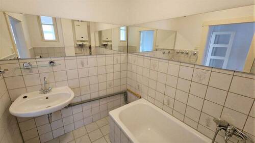 Bad mit Wanne & WM Anschluss - 