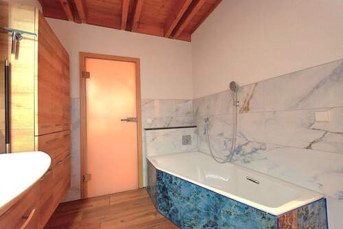 1.OG: Bad, Einbauschrank, DSC.JPG - 