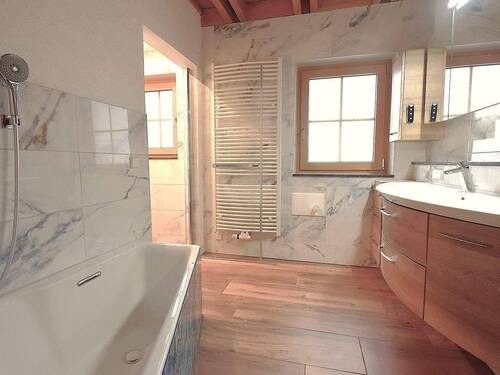 1.OG: Badezimmer Wanne, Hand-tuchheizkörper, Sanie - Mehrfamilienhaus mit Pool und großem Garten
