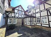Innenhof mit Blick auf den Durchgang und Anbau - 