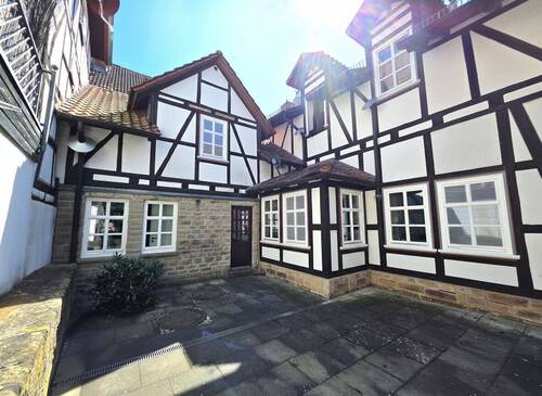 Innenhof mit Blick auf den Durchgang und Anbau - 