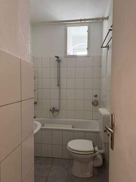 Badezimmer - 4 Zimmer Etagenwohnung in Kassel