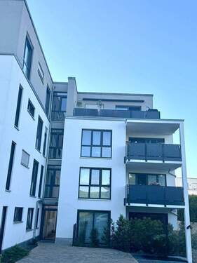 Hausansicht frontal - 4 Zimmer Etagenwohnung zum Kaufen in Karben