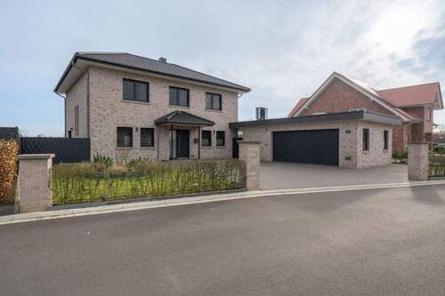 Frontansicht - Modernes Familienanwesen - Großzügigkeit, Design und Zukunftssicherheit in perfekter Harmonie