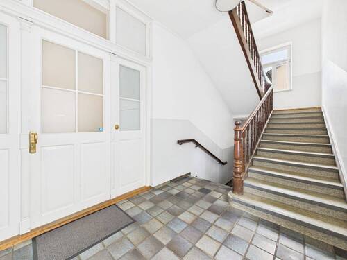 Eingang Treppenhaus - Mehrfamilienhaus, Wohnhaus mit 541,20 m² in Landshut zum Kaufen