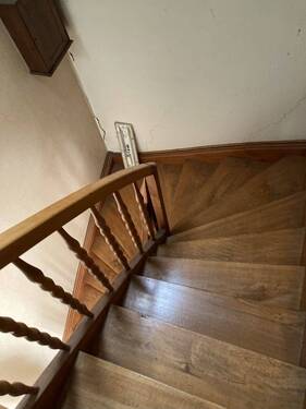 großzügige Holztreppe - 
