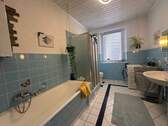 Bad mit Wanne - 