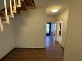 Flur und Treppenaufgang - 