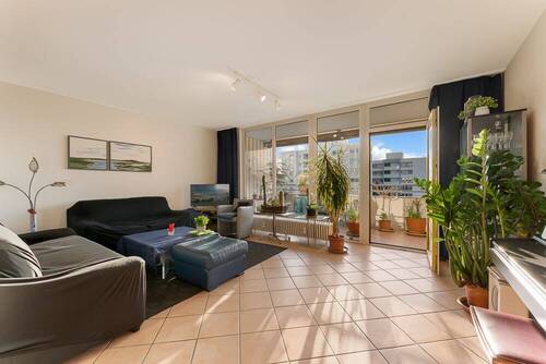 Wohnzimmer - Familienfreundliche 4-Zimmer-Maisonette-Wohnung mit Balkon und Tiefgarage!