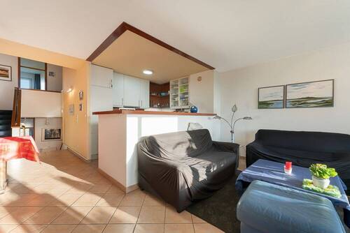 Wohnzimmer mit offener Küche - 4 Zimmer Etagenwohnung zum Kaufen in Köln