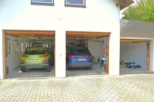 3 er Garage mit Fenster und WT ü Hauswasserwerk - 
