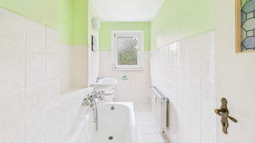 Badezimmer mit Wanne - 