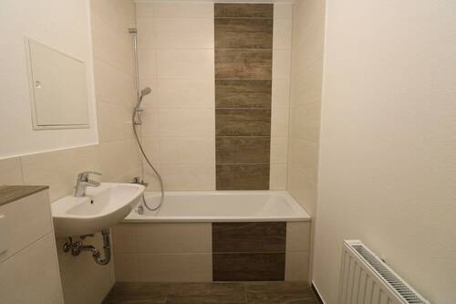 Bad mit Wanne - 4 Zimmer Etagenwohnung in Freiberg