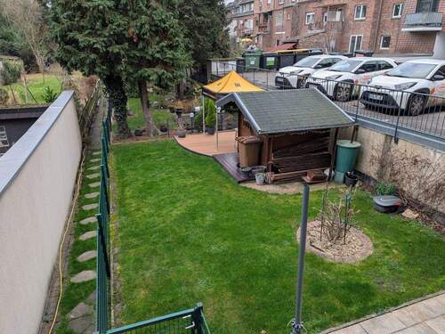 Eigener Garten mit Gartenhaus - 