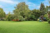 Garten mit Spielplatz und Gartenhaus - 