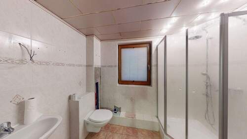 Tageslichtbad mit Dusche im EG - 