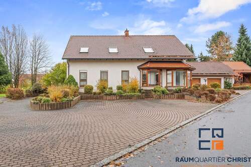 Außenansicht Parkplätze - 