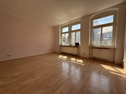 Wohnzimmer 1 - 4 Zimmer Etagenwohnung zur Miete in Lichtenstein/Sachsen