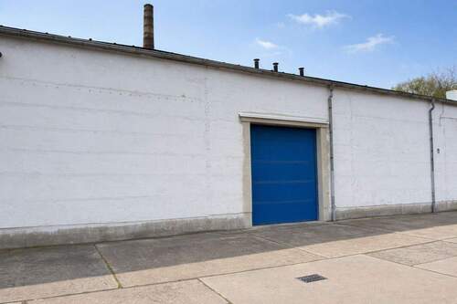 Ansicht Sektionaltor - Halle zur Miete in Dohna