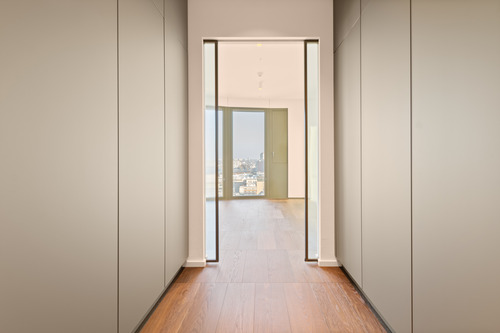 Ankleidebereich mit Zugang zu Master Schlafzimmer - 