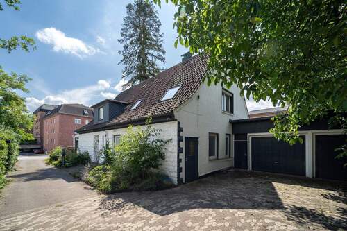 Einfahrt und Garagen - Einfamilienhaus mit 245,00 m&sup2; in Bielefeld zum Kaufen