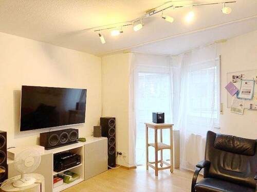 Helles, geräumiges Wohnzimmer - 2 Zimmer Etagenwohnung zur Miete in Erlangen