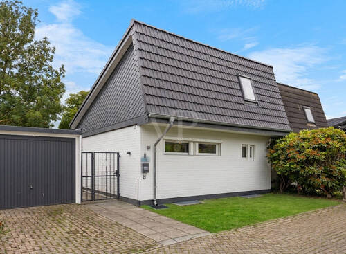 Außenansicht auf das Haus mit Garage und Zuwegung - 