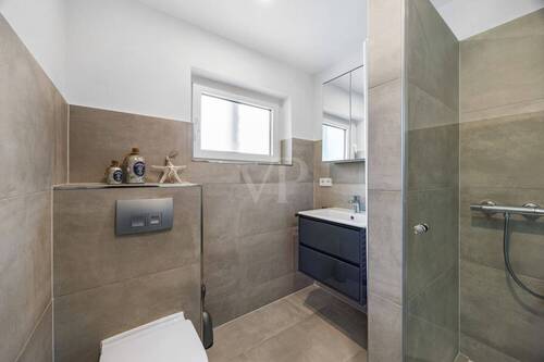Das moderne Badezimmer mit Dusche - Mehrfamilienhaus, Wohnhaus mit 80,00 m&sup2; in Wangerland zum Kaufen