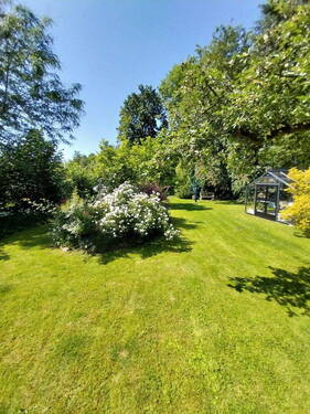 Garten mit Gewächshaus - 