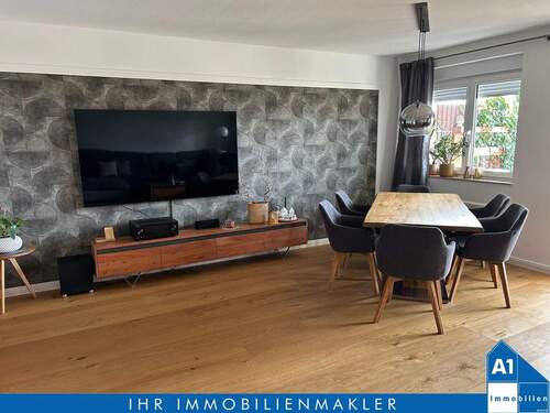 Wohnzimmer mit Logo - Modernisiertes Reihenmittelhaus mit Pool und idyllischem Garten in Wörmlitz Halle (Saale)