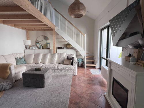 Wohnzimmer mit Empore - Provisionsfreies architektonisches Highlight: 4-Zimmer-Wohnung mit Galerie, Terrasse & Garage