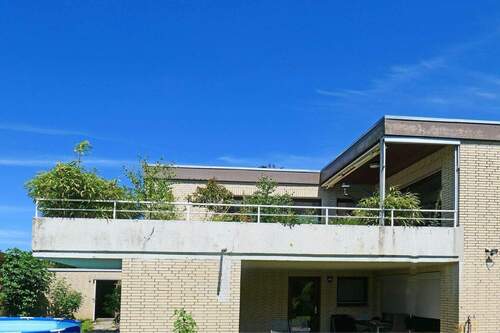 Blick vom Garten zum Balkon - 