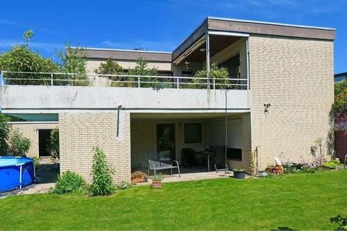 Rückseite mit Balkon und Terrasse - 