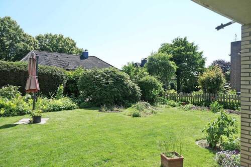Blick in den Garten von der Terrasse - 