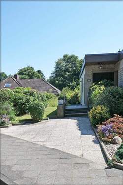 Zuweg zum Haus mit Eingang - 5 Zimmer Mehrfamilienhaus, Wohnhaus zum Kaufen in Stade