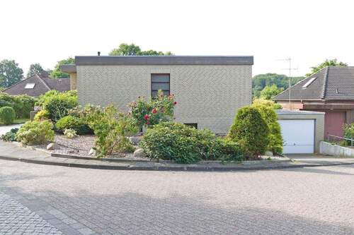 Vorderansicht mit Garage - 
