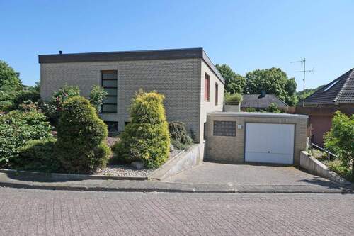 Hausansicht mit Garage - 