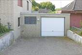 Garage mit gepflasterter Zufahrt - 