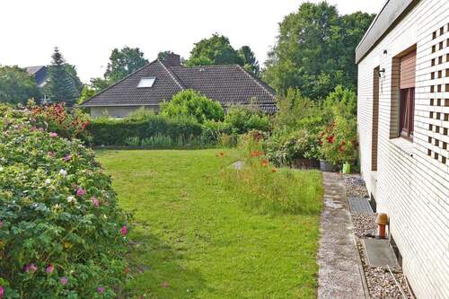 Garten an der linken Hausseite - 