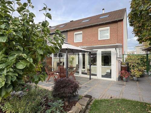 Hausansicht - Familienfreundliches Reiheneckhaus in Leverkusen-Rheindorf