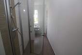 Bad mit Dusche - Wozu viele Treppen steigen? Neu sanierte Erdgeschosswohnung mit Blick ins Grüne!