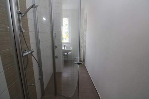 Bad mit Dusche - Wozu viele Treppen steigen? Neu sanierte Erdgeschosswohnung mit Blick ins Grüne!