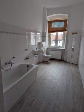 Bad mit Wanne und abgeschlossener Abstellnische - 